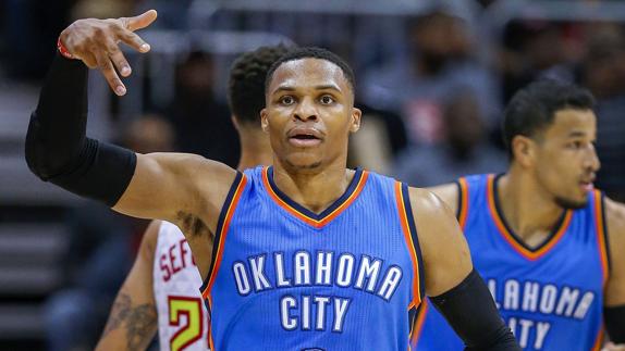 Westbrook celebra una canasta. 