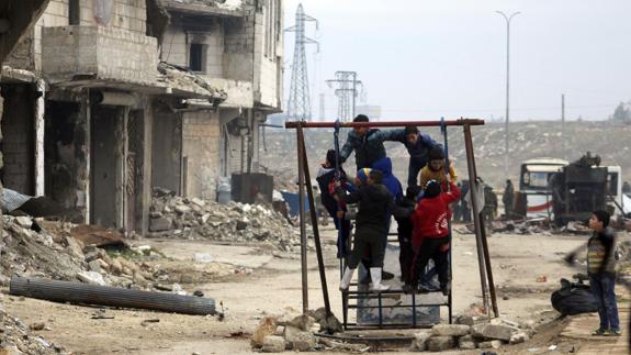 Varios niños sirios juegan en un parque.