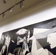 Visitantes contemplan el cuadro 'Guernica' de Pablo Ruiz Picasso en el Museo Reina Sofía.