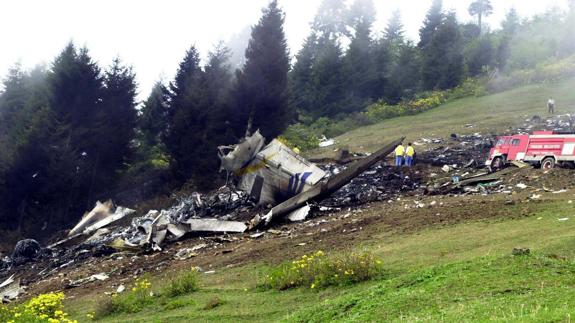 Bomberos turcos buscan entre los restos del Yak-42.