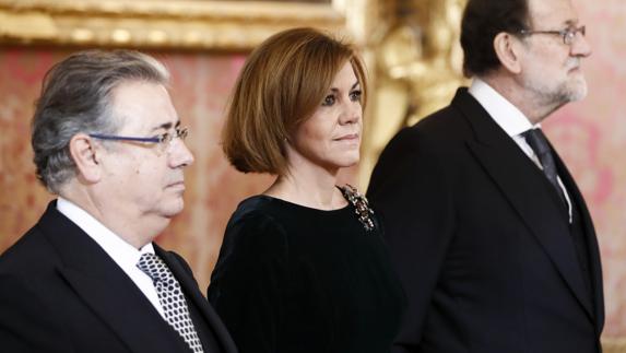 El presidente del Gobierno, Mariano Rajoy (d), junto a la ministra de Defensa, María Dolores de Cospedal (c), y el ministro del Interior, Juan Igancio Zoido (i).