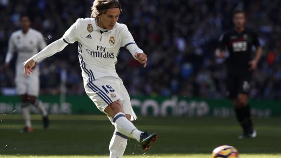 Modric dispara a puerta. 