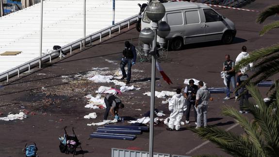 Investigadores de la policía investigan el lugar del atentado en Niza el pasado mes de julio.