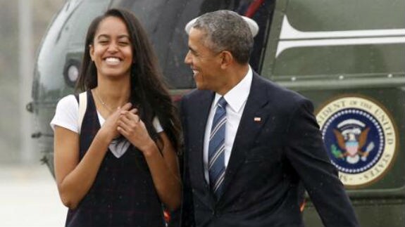 Malia, con su padre, Barack Obama.