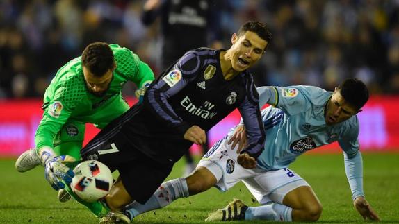 Cristiano Ronaldo cae ante el portero del Celta.