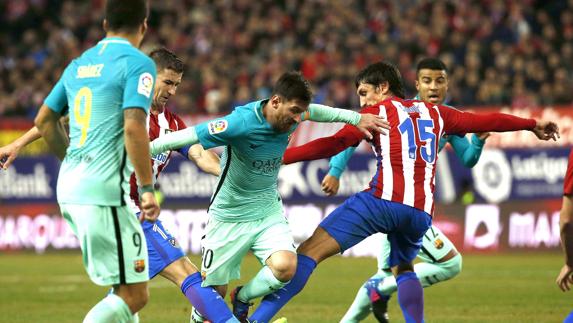 Messi disputa un balón en el partido ante el Atlético. 