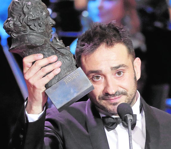 El director J.A. Bayona recibe el premio a la mejor dirección por 'Un monstruo viene a verme'. 