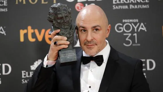 Roberto Álamo tras recibir el Goya al Mejor Actor Protagonista por su trabajo en 'Que Dios nos perdone'. 