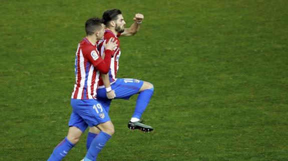 Carrasco (d) celebra su gol con Lucas Hernández.