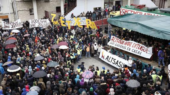 Manifestación en Alsasua para protestar contra la imagen de la localidad tras la presunta agresión a dos guardias civiles y sus parejas.