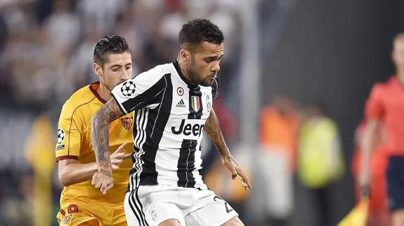 Dani Alves, en un partido con la Juventus. 