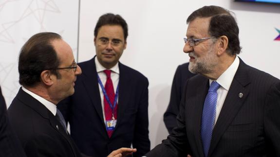 Mariano Rajoy (d) y François Hollande, durante la última cumbre de jefes de Estado y de Gobierno de la UE.