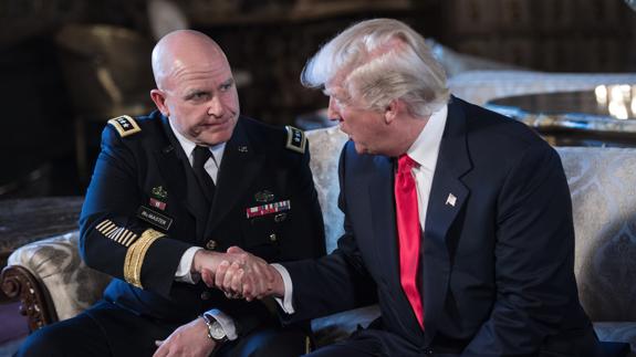 Donald Trump estrecha la mano del general McMaster.