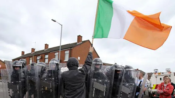 Un manifestante en Irlanda.