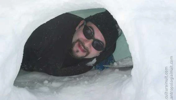 Bailón se asoma desde un iglú de hielo. 