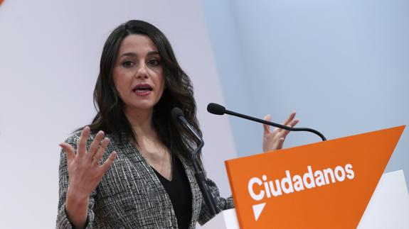 La portavoz nacional de Ciudadanos, Inés Arrimadas, durante la rueda de prensa ofrecida tras la reunión de la Ejecutiva Nacional. 