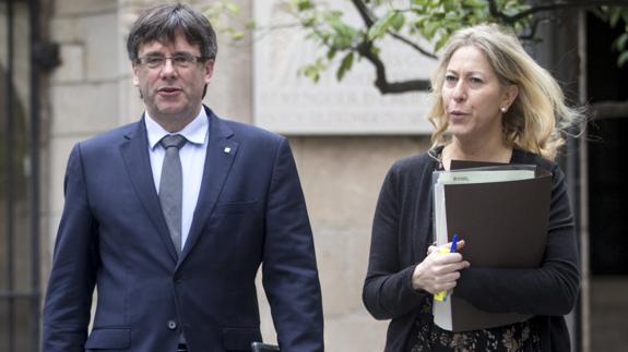 El presidente de la Generalitat, Carles Puigdemont, y la consellera de Presidencia, Neus Munté.