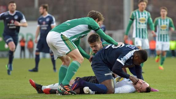 Francis Koné asiste al portero Martin Berkovec.