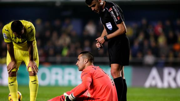 Sergio Asenjo, en el momento en el que cayó lesionado. 