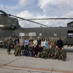 El reparto de 'Zona hostil', junto los militares españoles que estuvieron en Afganistán.
