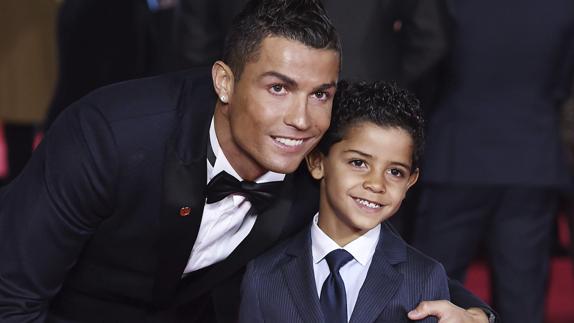 Cristiano Ronaldo con su primer hijo.
