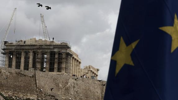 Una bandera de la Unión Europea hondea frente al Partenón. 