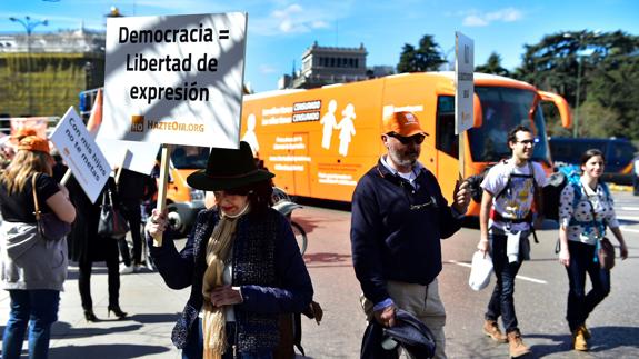 Manifestantes a favor del autobús de HazteOir. 