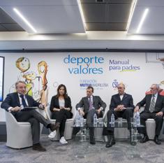 Participantes en el coloquio que ha servido para presentar el libro.