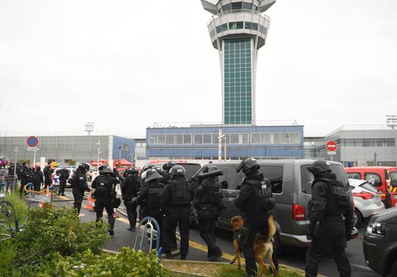 Policías en el aeropuerto de Orly. 