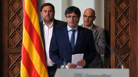 Carles Puigdemont (c), Oriol Junqueras (i) y Raul Romeva.