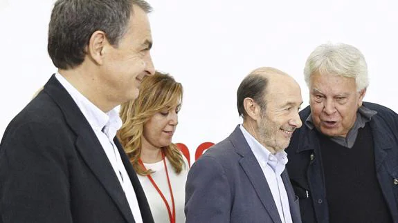 Zapatero, Rubalcaba y González, junto a Susana Díaz.