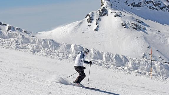 Un esquiador, en las pistas de Sierra Nevada