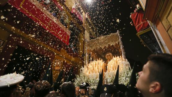 Lluvia de pétalos sobre la Esperanza de Triana.