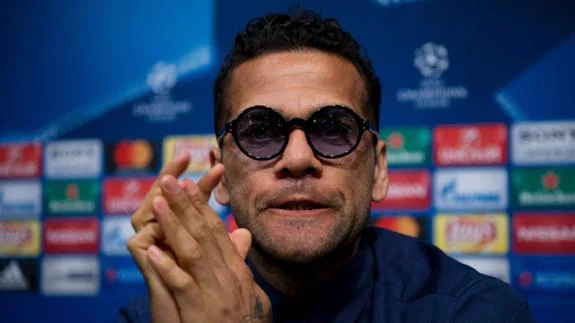 Dani Alves, en la rueda de prensa. 