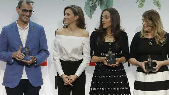 La reina Letizia, junto a los premiados.