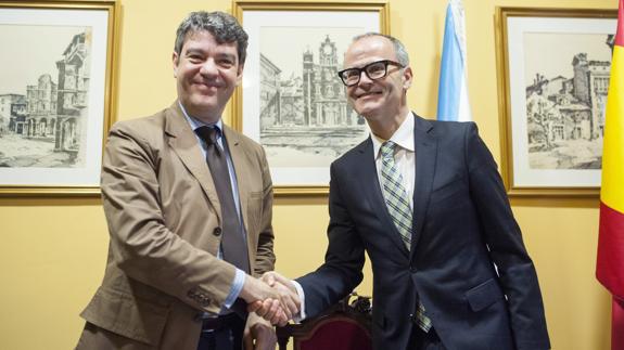 El ministro de Energía, Álvaro Nadal, y el alcalde de Ourense, Jesús Vázquez.