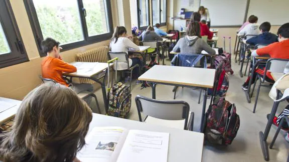 Alumnos de sexto de primaria realizan la prueba de revalida de la LOMCE.