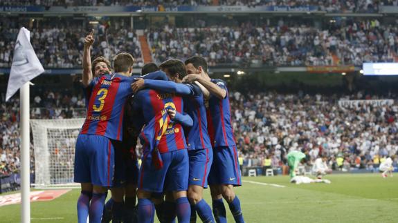Los jugadores del Barcelona celebran el segundo gol de Leo Messi. 
