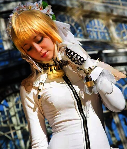 La cosplayer Sonata, caracterizada como Saber Bride.