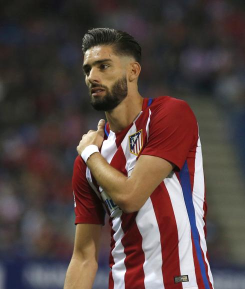 Carrasco se duele de la clavícula derecha. 