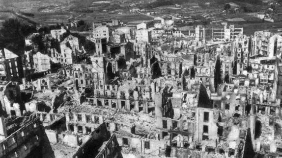 Destrucción causada por el bombardeo sobre Guernica.