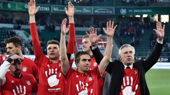 Los jugadores y el técnico del Bayern celebran el título. 