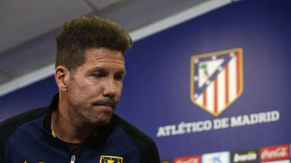 Diego Pablo Simeone, con gesto serio. 