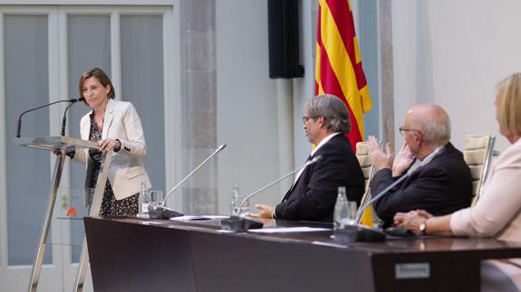 Carme Forcadell (i) interviene en un acto.