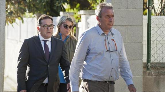Jaume Matas (derecha), el propietario del restaurante Mas Oller junto a su esposa (detrás) y su abogado (izquierda).