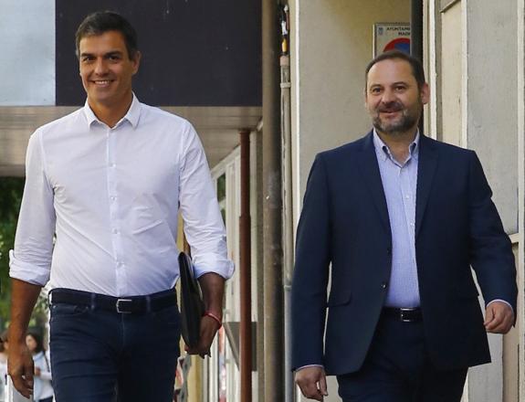 Pedro Sánchez y José Luis Ábalos. 