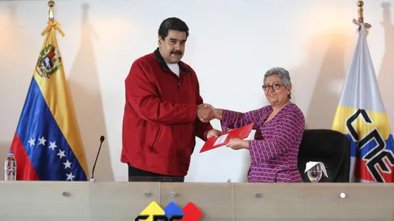 Nicolás Maduro junto a Tibisay Lucena, presidenta del Consejo Nacional Electoral.