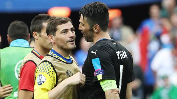 Iker Casillas, junto a Gianluigi Buffon. 