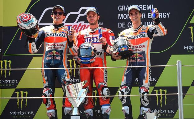 Andrea Dovizioso, escoltado por Márquez y Pedrosa. 