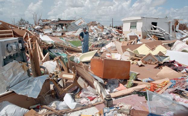 Un hombre, tras una catástrofe natural.